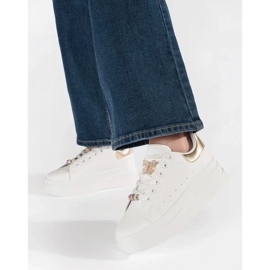 Białe sneakersy na platformie z przypinkami 1