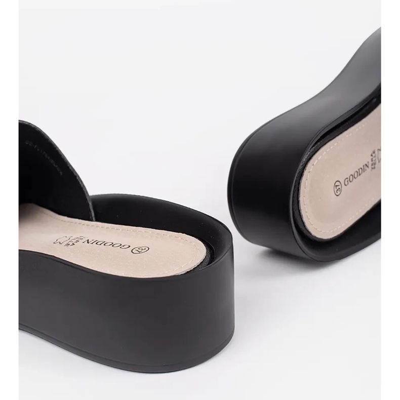 Goodin Czarne klapki damskie z łańcuchem 1