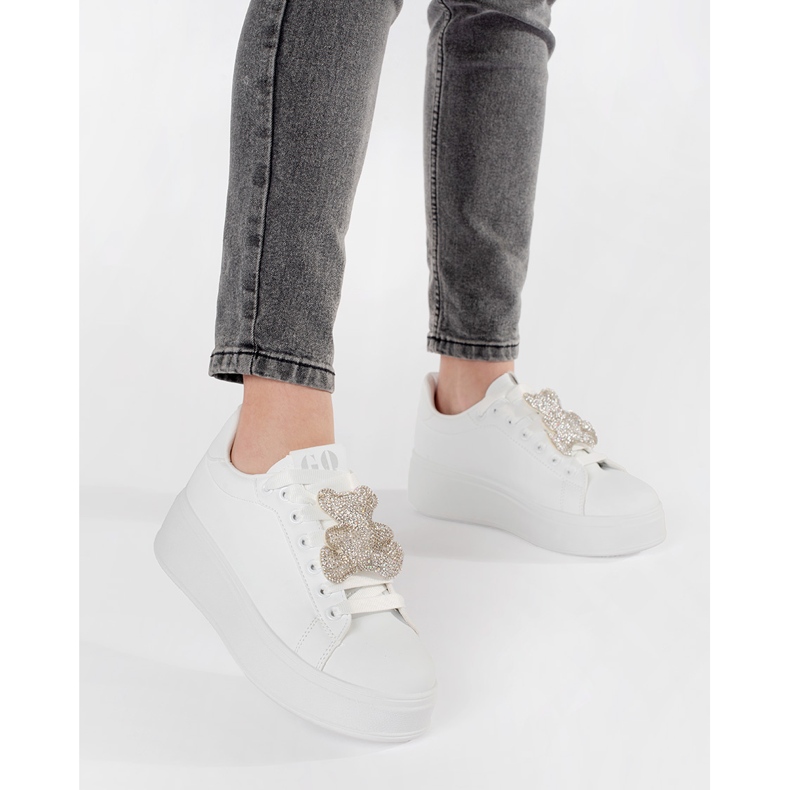 Białe sneakersy na platformie ozdobione misiem 2