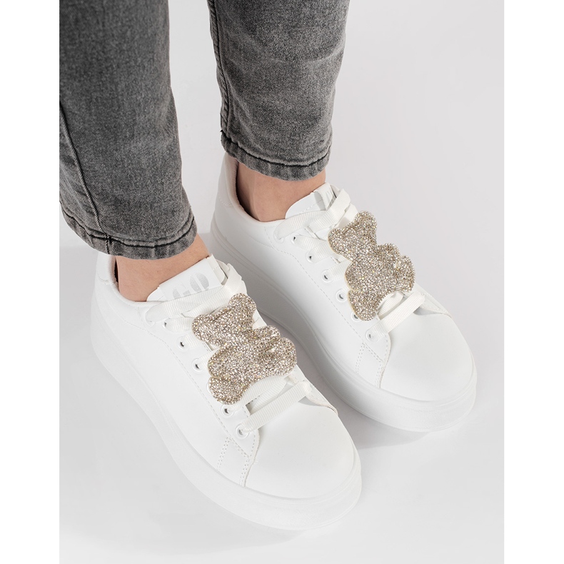 Białe sneakersy na platformie ozdobione misiem 1