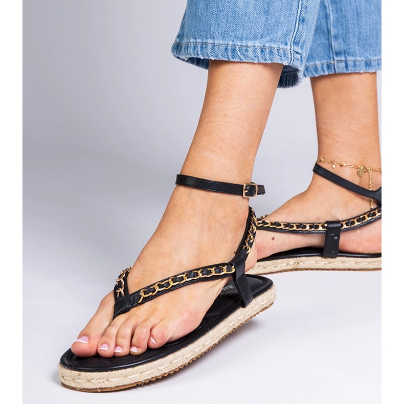 Czarne sandałki zdobione łańcuszkiem 1