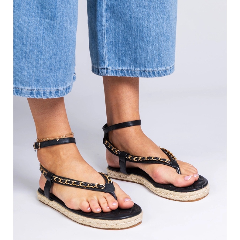 Czarne sandałki zdobione łańcuszkiem 2