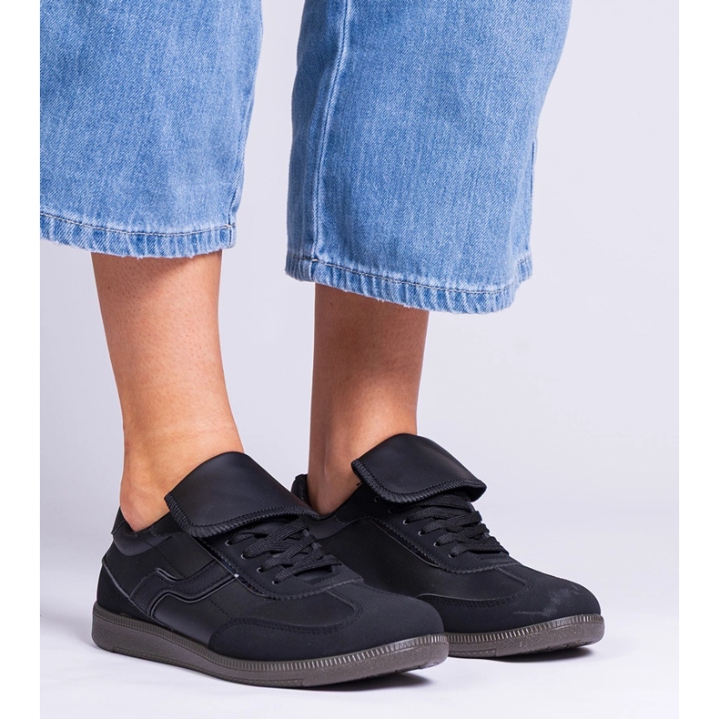 Czarne niskie sneakersy sznurowane 1