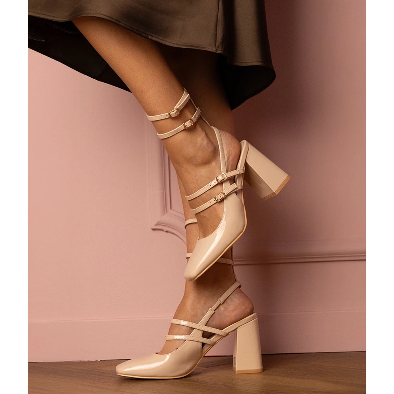 Beżowe czółenka lakierowane na słupku beżowy 1