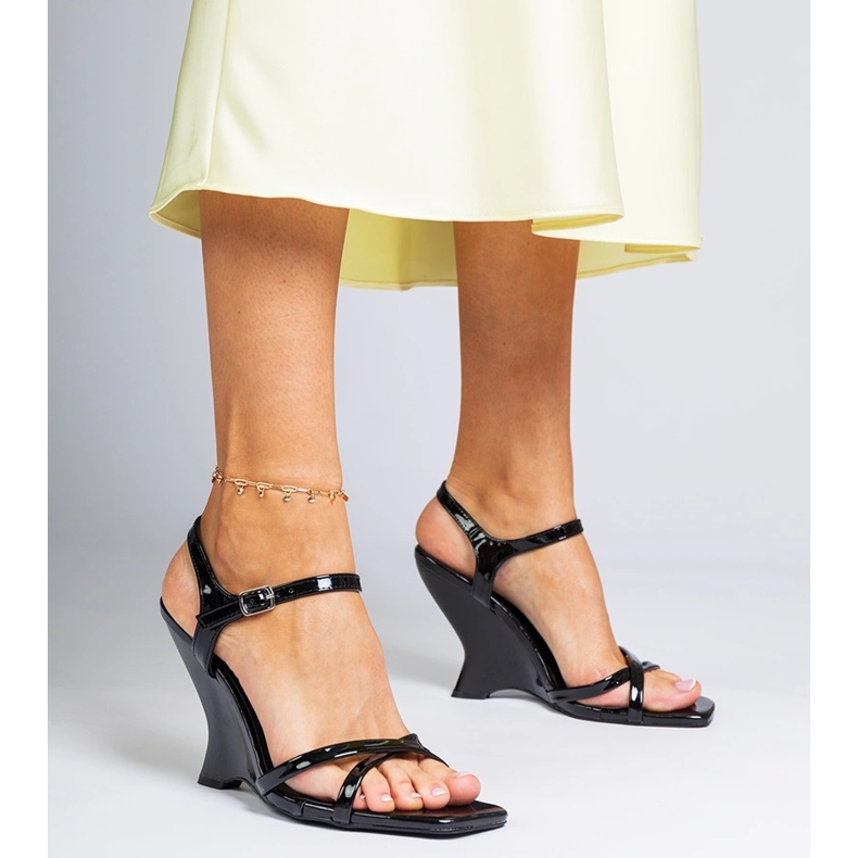 Czarne lakierowane sandałki damskie na koturnie 2