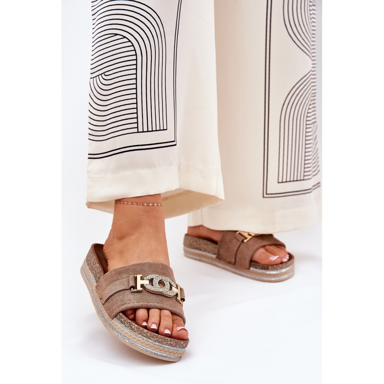 Klapki Damskie Ze Złotym Detalem Na Platformie Z Brokatem Khaki beżowy 2