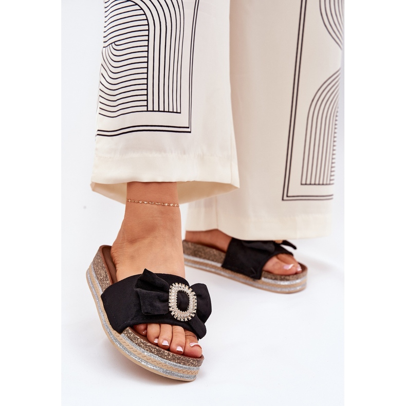 Klapki Damskie Na Platformie Z Kokardką I Ozdobną Broszką Czarne 2