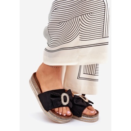 Klapki Damskie Na Platformie Z Kokardką I Ozdobną Broszką Czarne 1