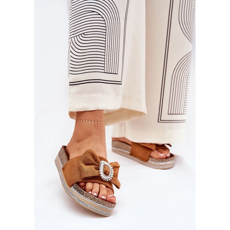 Klapki Damskie Na Platformie Z Kokardką I Ozdobną Broszką Camel brązowe 2