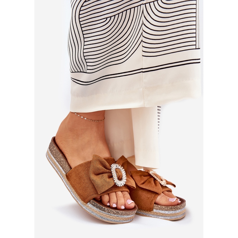 Klapki Damskie Na Platformie Z Kokardką I Ozdobną Broszką Camel brązowe 1