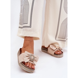 Klapki Damskie Na Platformie Z Kokardką I Ozdobną Broszką Beżowe beżowy 2