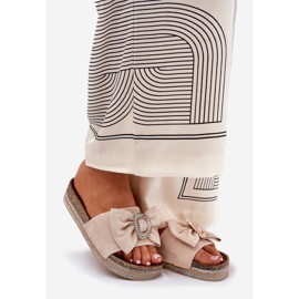 Klapki Damskie Na Platformie Z Kokardką I Ozdobną Broszką Beżowe beżowy 1