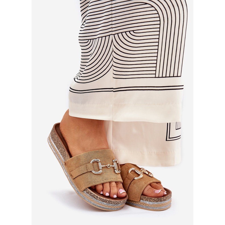 Klapki Damskie Na Platformie Ze Złotą Ozdobą I Brokatem Camel brązowe 1