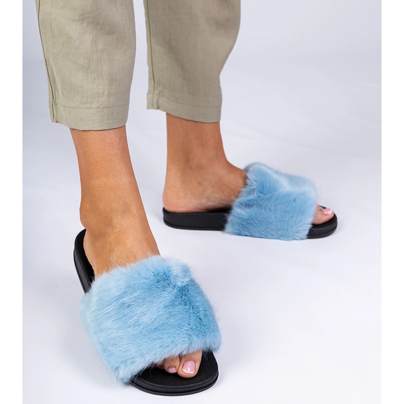 Niebieskie klapki z futerkiem 1