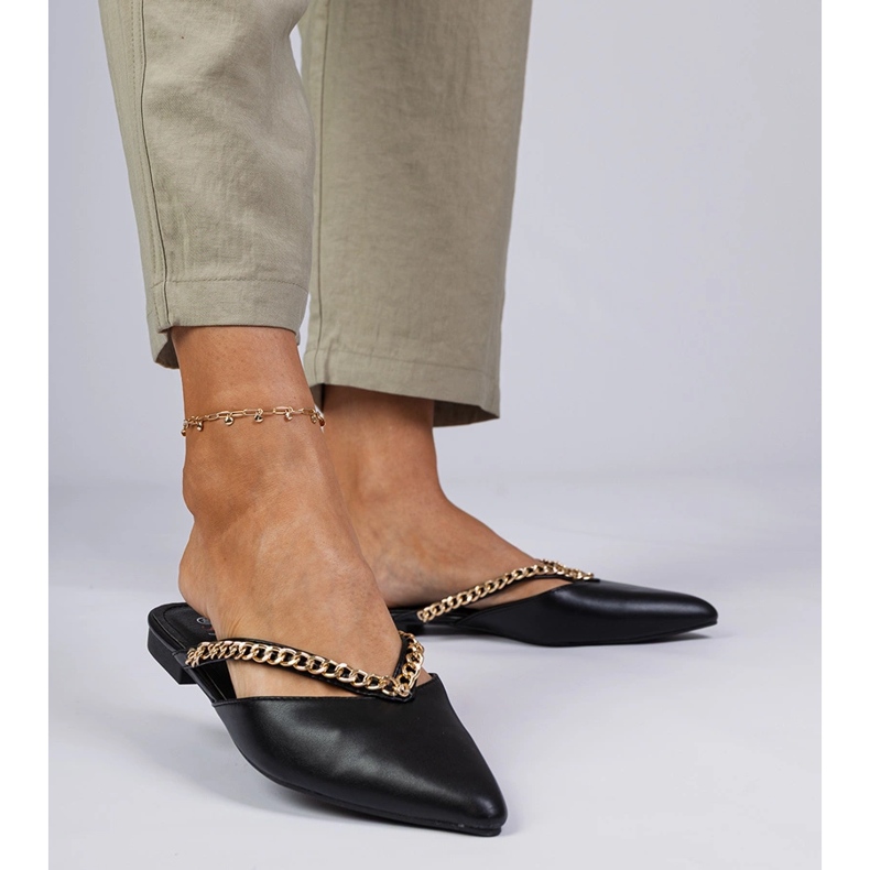 Czarne klapki eleganckie zdobione łańcuchem 1