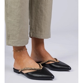Czarne klapki eleganckie zdobione łańcuchem 2