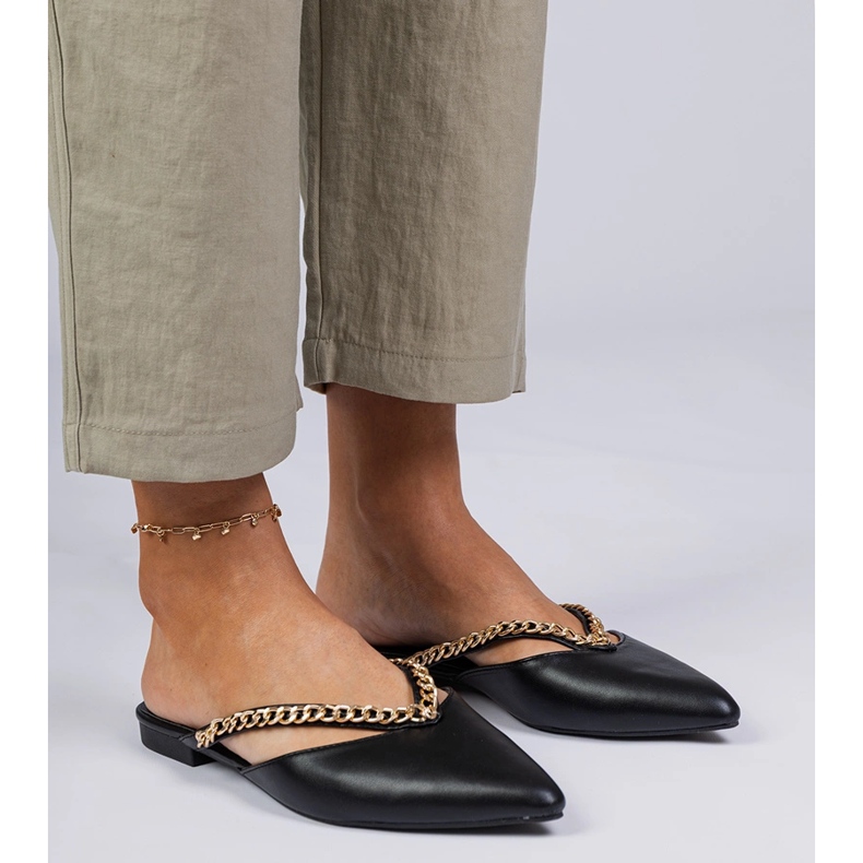 Czarne klapki eleganckie zdobione łańcuchem 2