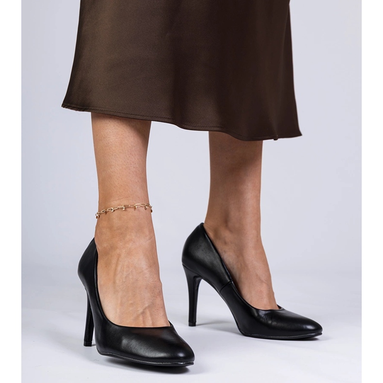 Czarne czółenka klasyczne na szpilce 1