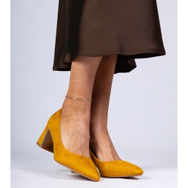 Zółte czółenka na elegancko zdobionym słupku żółte 2