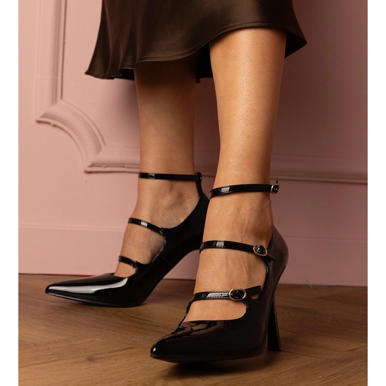 Czarne czółenka lakierowane na szpilce ze sprzączkami 1