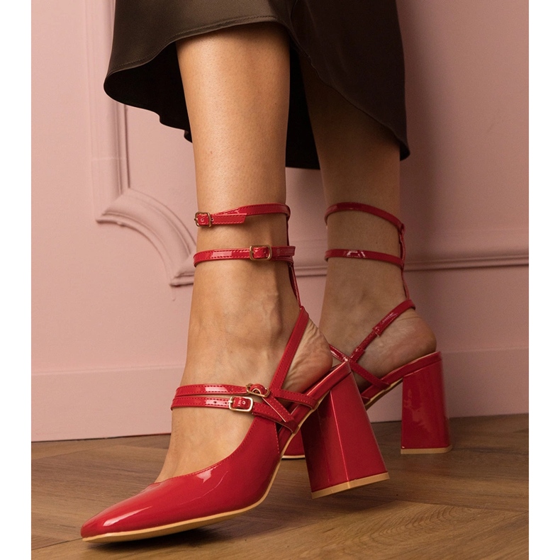 Czerwone czółenka lakierowane na słupku 1