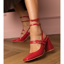 Czerwone czółenka lakierowane na słupku 2