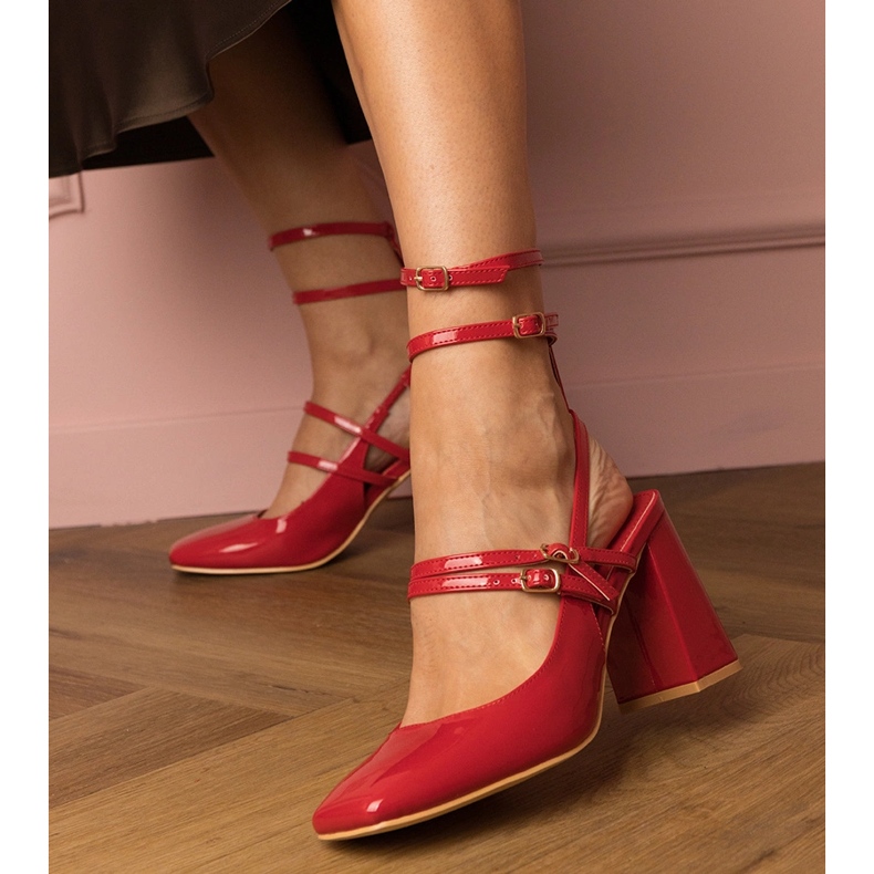 Czerwone czółenka lakierowane na słupku 2