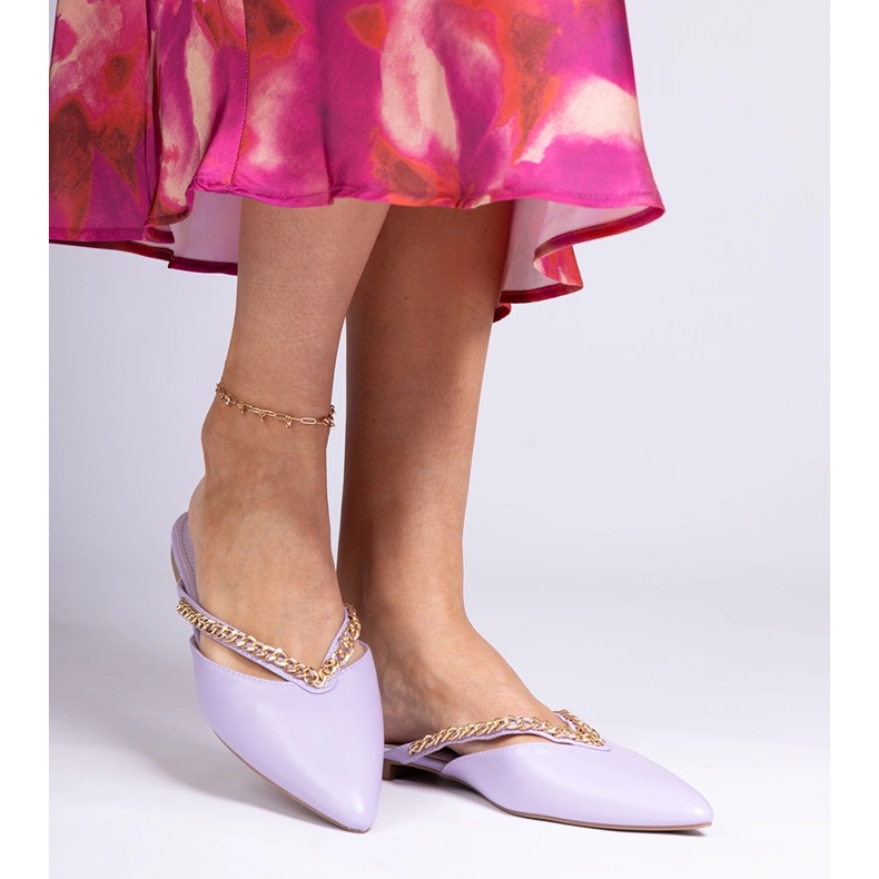 Fioletowe klapki eleganckie zdobione łańcuchem 1