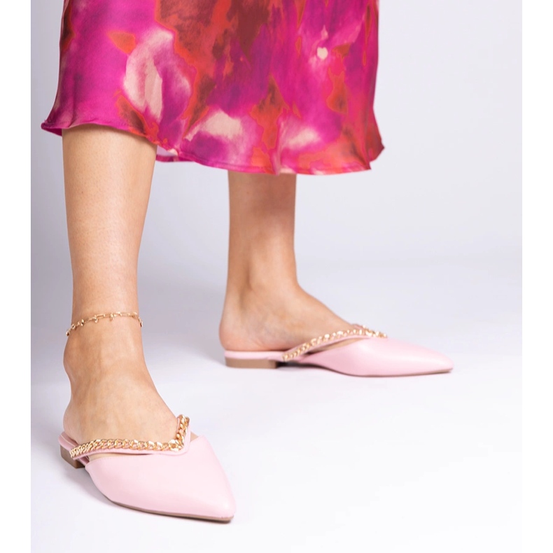 Różowe klapki eleganckie zdobione łańcuchem 1