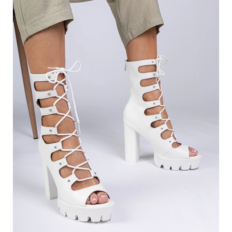 Białe botki na wysokim słupku z wycięciami 1