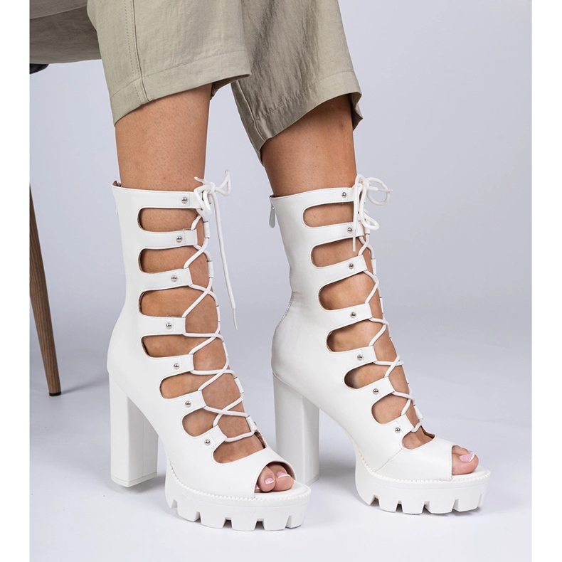 Białe botki na wysokim słupku z wycięciami 2