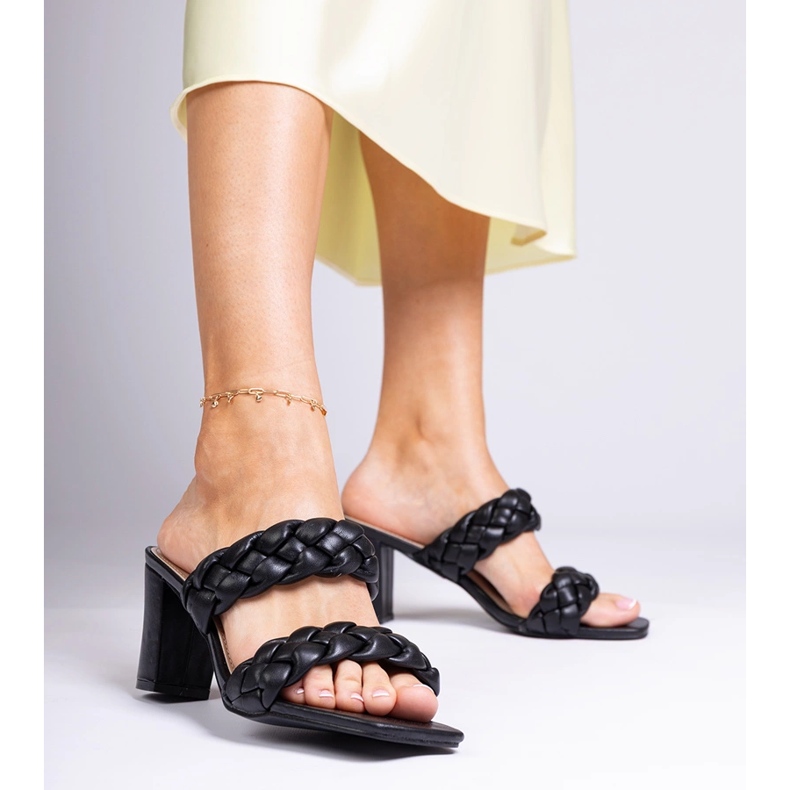 Czarne klapki plecione na obcasie 1