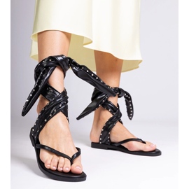 Czarne sandały typu japonki wiązane wokół nogi 1