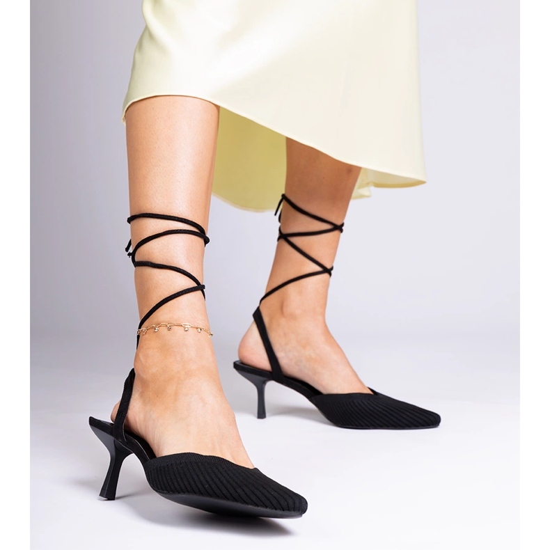 Czarne czółenka materiałowe na szpilce z otwartą pietą 1