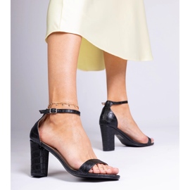 Czarne sandały na słupku 2
