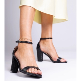 Czarne sandały na słupku 1