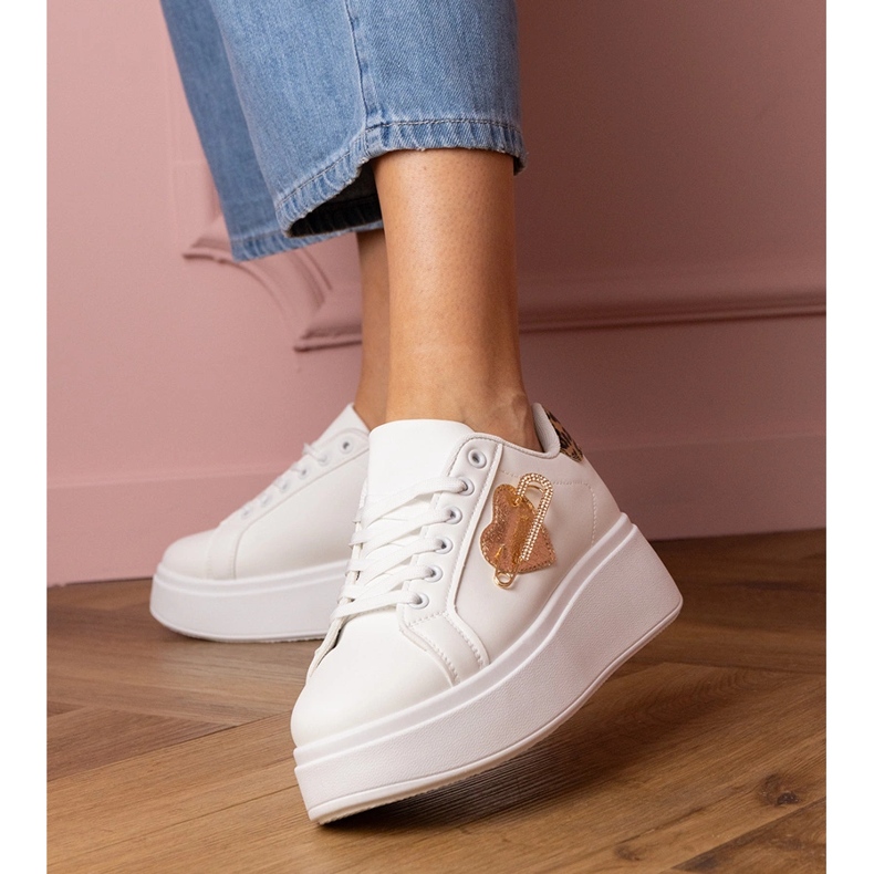 Białe sneakersy z cyrkoniową szpileczką i panterkowym dodatkiem 1