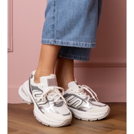 Białe sneakersy sportowe na masywnej podeszwie 2