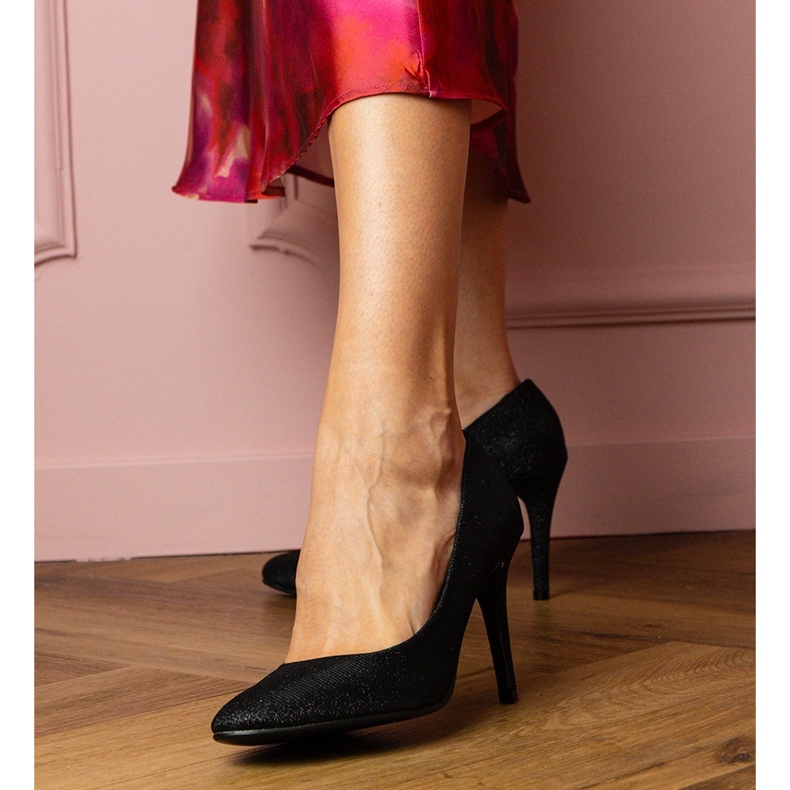 Czarne czółenka na szpilce o brokatowym wykończeniu 2