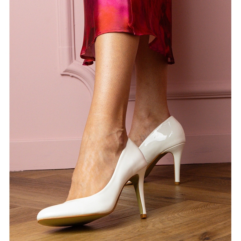 Białe klasyczne czółenka lakierowane na szpilce 1