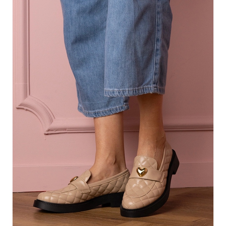 Beżowe mokasyny pikowane zdobione serduszkiem beżowy 1