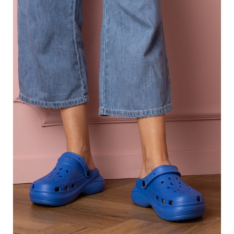 Niebieskie zabudowane klapki na platformie 1