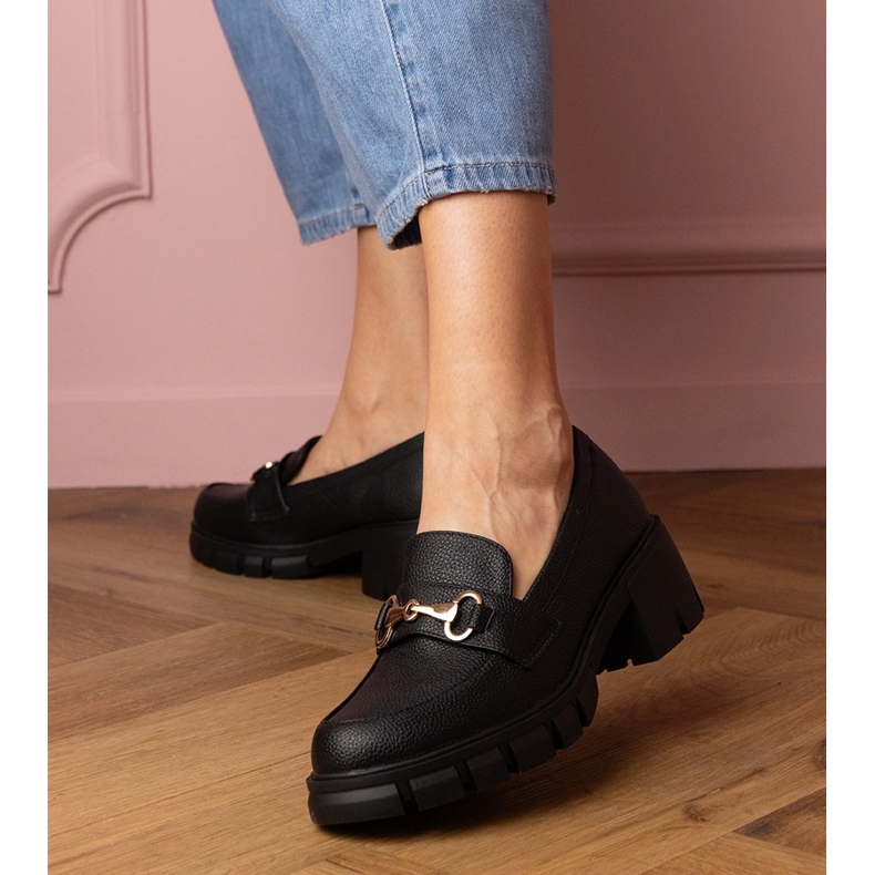 Czarne półbuty na niskim słupku ze złotą ozdobą 1