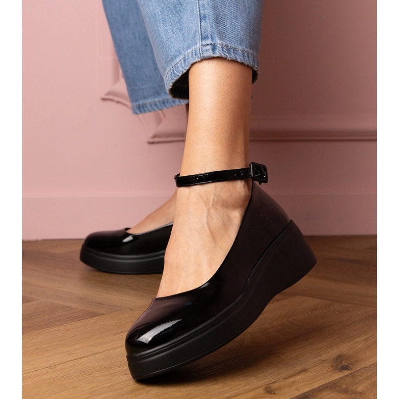 Czarne półbuty lakierowane na platformie 1