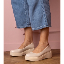 Beżowe półbuty lakierowane na platformie beżowy 1