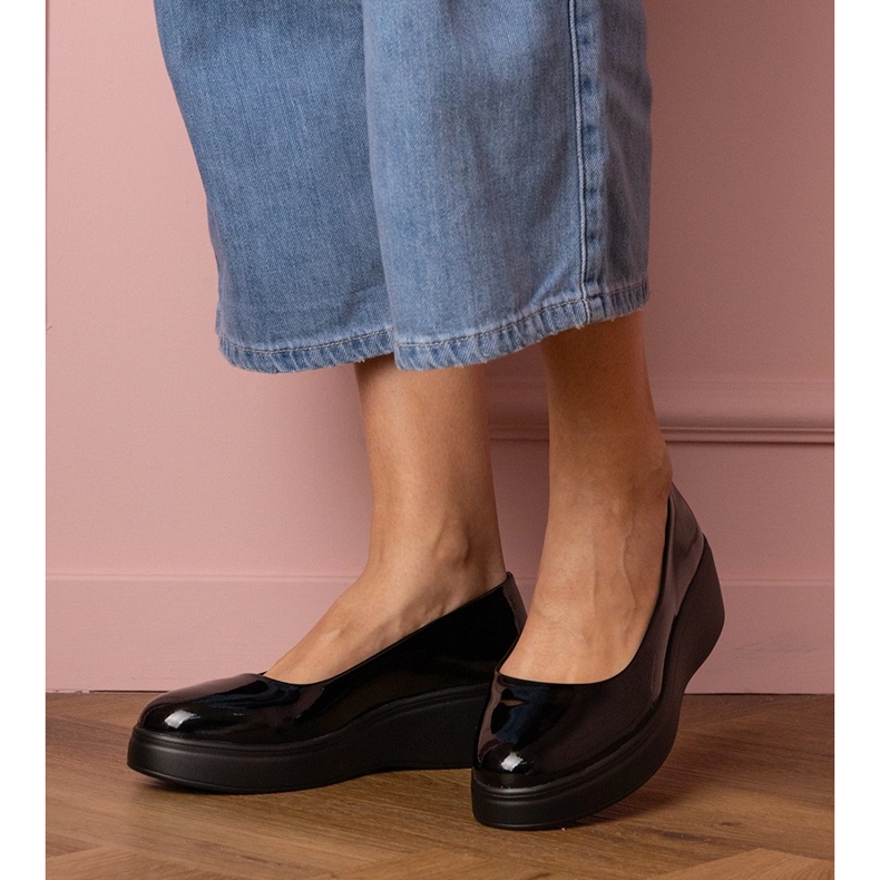 Czarne półbuty lakierowane na platformie 1