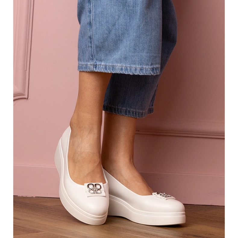 Białe półbuty na platformie z cyrkoniową ozdobą 1