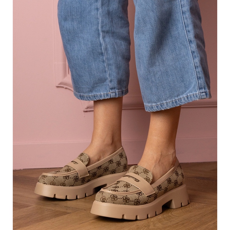 Brązowe mokasyny damskie z haftem 1