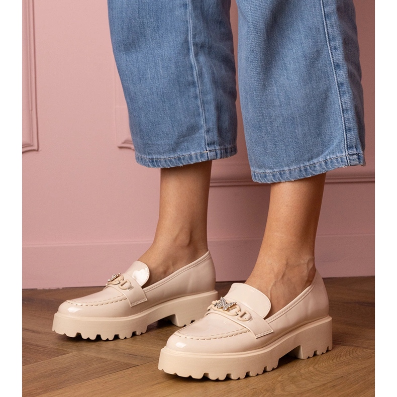 Beżowe mokasyny lakierowane z cyrkoniowym motylkiem beżowy 1