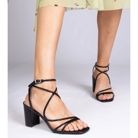 Czarne sandały z ekoskóry na słupku 1